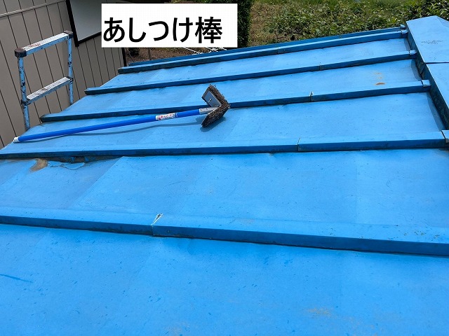 西桂町の倉庫・納屋の瓦棒屋根を総額6万円で塗装！3回塗りで下地処理ケレンも徹底！